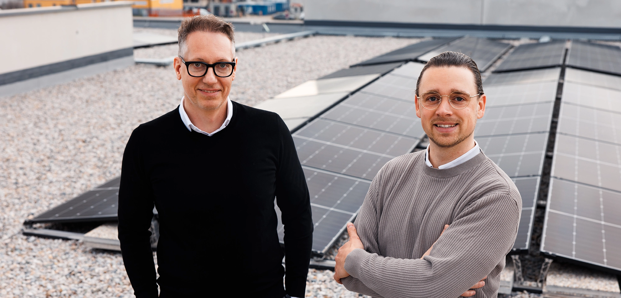 Team steht vor einer Photovoltaik-Anlage